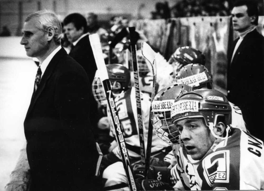 Скамейка запасных "Торпедо". Справа - нападающий Андрей Скабелка. Фото В.Юрасова