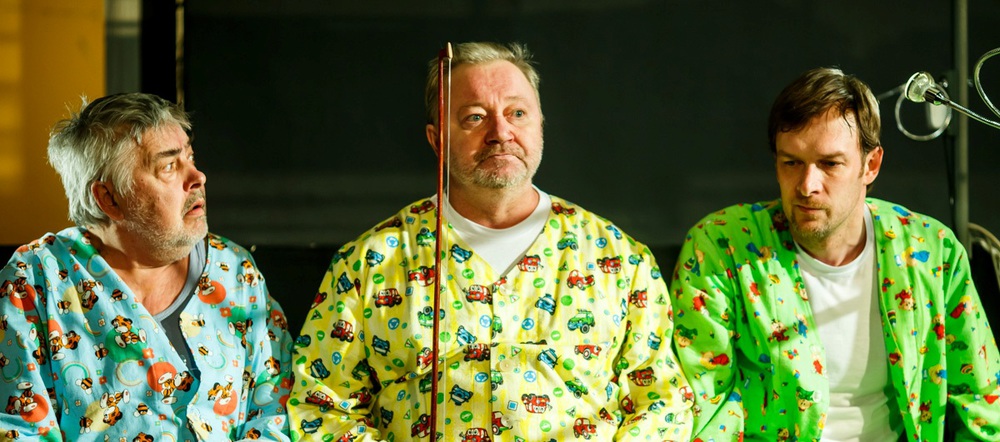 Валерий Смирнов, Олег Новиков и Семён Иванов в спектакле "Провинциальные анекдоты". Фото Т.Кучариной