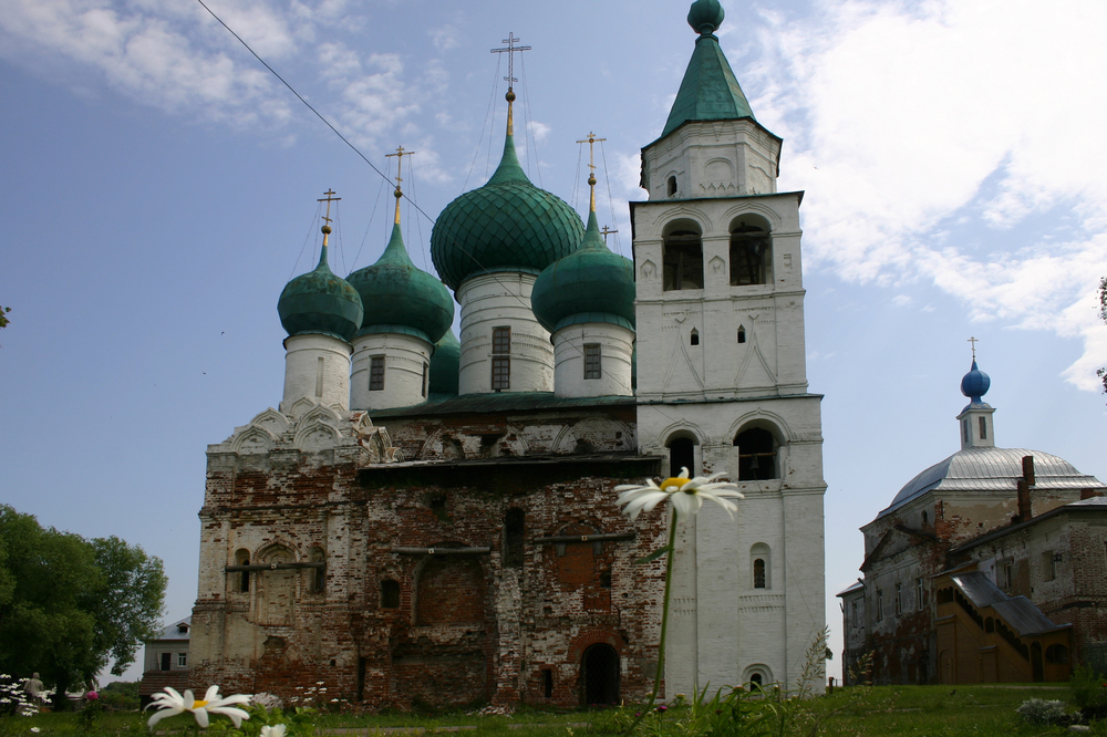 Богоявленский собор и Введенская церковь (справа). Вид с запада. Фото А.Григорьева