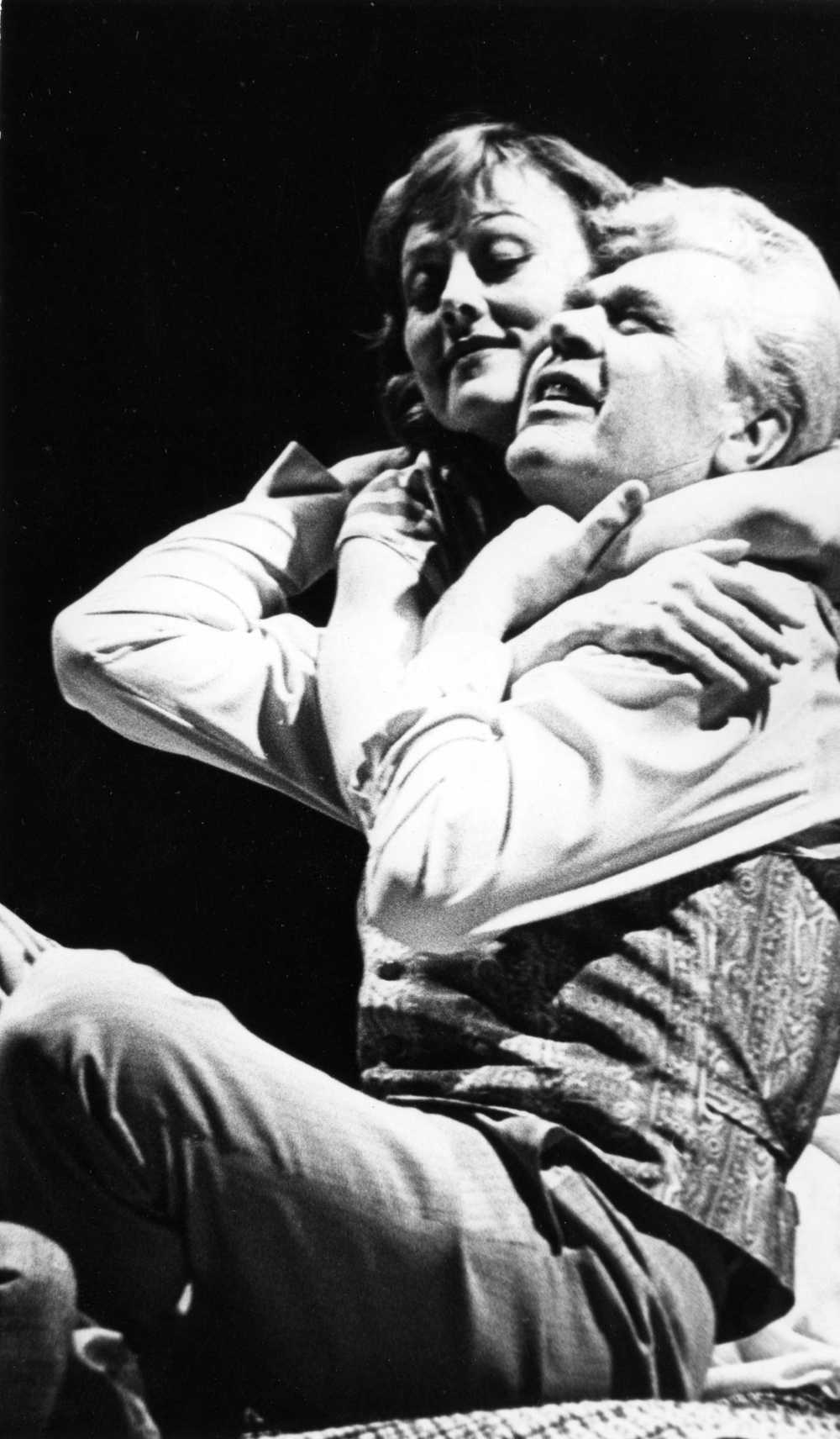 Татьяна Гладенко и Феликс Раздьяконов в спектакле "Перед заходом солнца". Фото Ю.Барышева