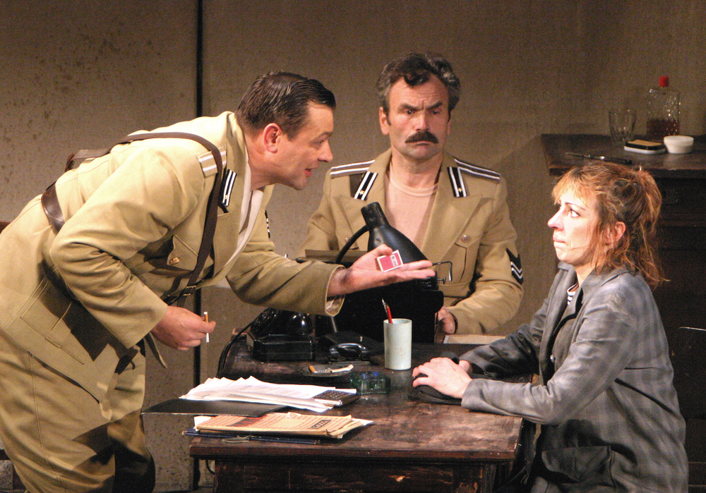 Игорь Сидоренко, Виктор Курышев и Ирина Сидорова в спектакле "Къоджинские перепалки". Фото С.Метелицы