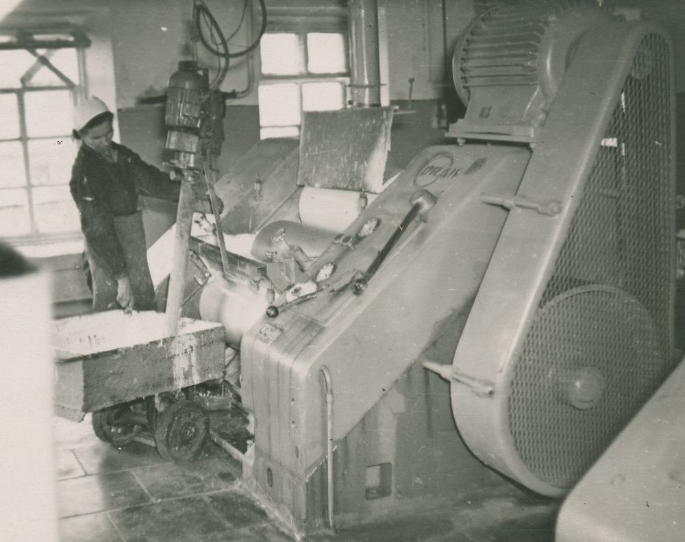 Одна из первых на «Победе рабочих» машин «Драйс», ФРГ. Эмалевый цех. 1960-й год.