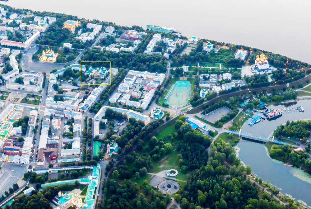 Панорама центральной части Ярославля. 2017. Фото И. Бесхлебного (Спасо-Афанасиевский монастырь обозначен жёлтым контуром)