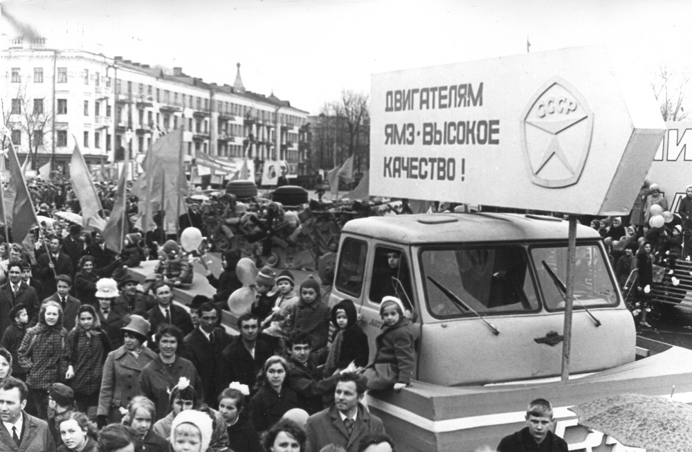 Колонна ЯМЗ на первомайской демонстрации. 1973 г.