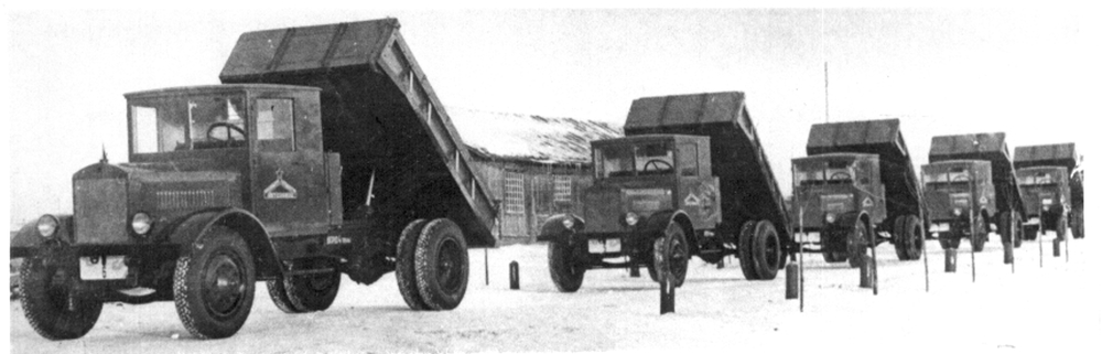 Первые самосвалы ЯС-1, изготовленные для Волгостроя. 1935
