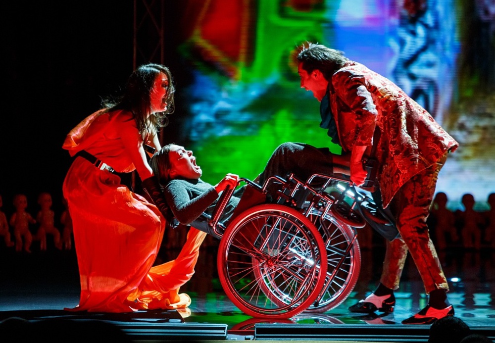 Анастасия Светлова в спектакле "Цианистый калий...". Фото Т.Кучариной