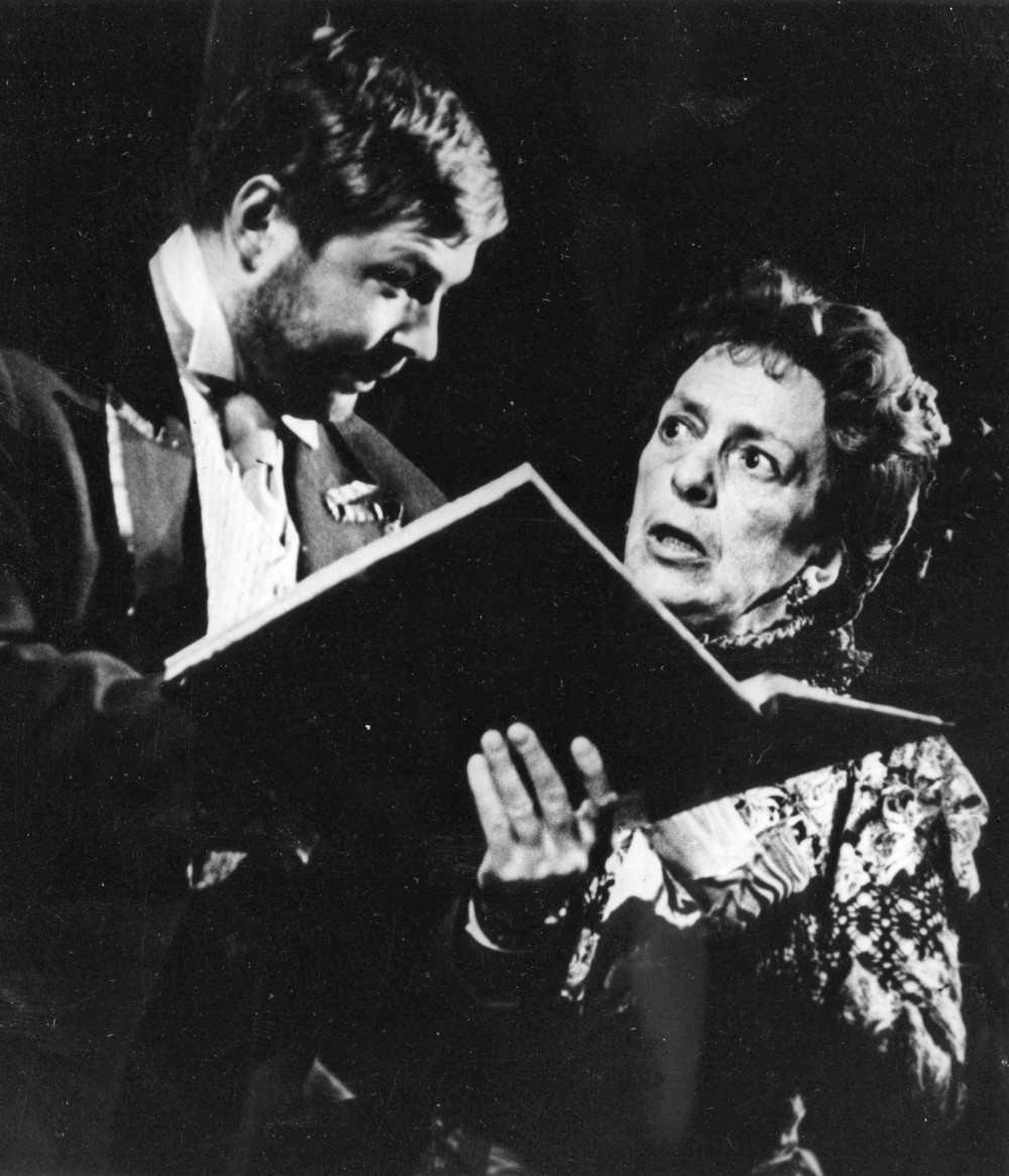 Вадим Романов и Наталия Терентьева в спектакле "На всякого мудреца довольно простоты". Фото Ю.Барышева