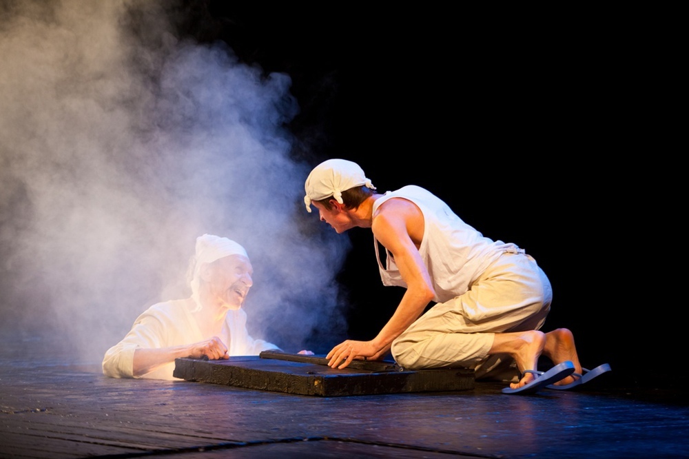 Владимир Шибанков и Илья Варанкин в спектакле "Зойкина квартира" (режиссёр Е. Марчелли). Фото Т.Кучариной