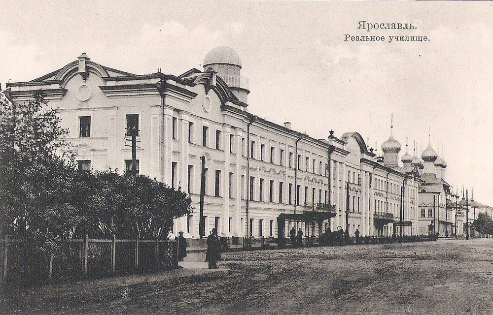 Здание городской Думы. На заднем плане - Кирилло-Афанасиевский монастырь