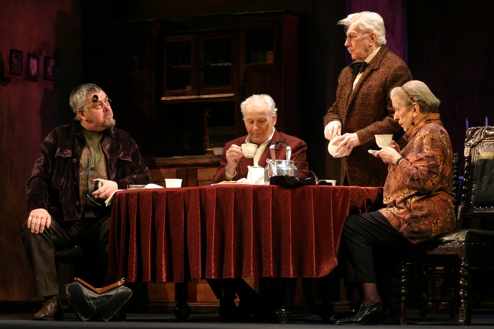 Валерий Смирнов, Анатолий Соколовский, Владимир Солопов и Наталия Терентьева в спектакле "Соло для часов с боем". Фото В.Юрасова