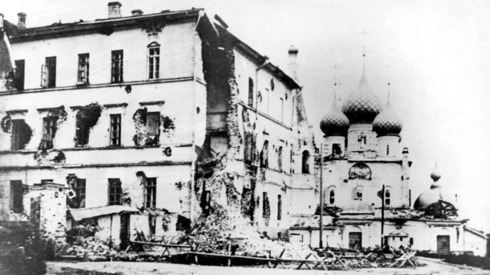 Повреждённое артобстрелом здание Благородного пансиона и церковь Спаса на городу