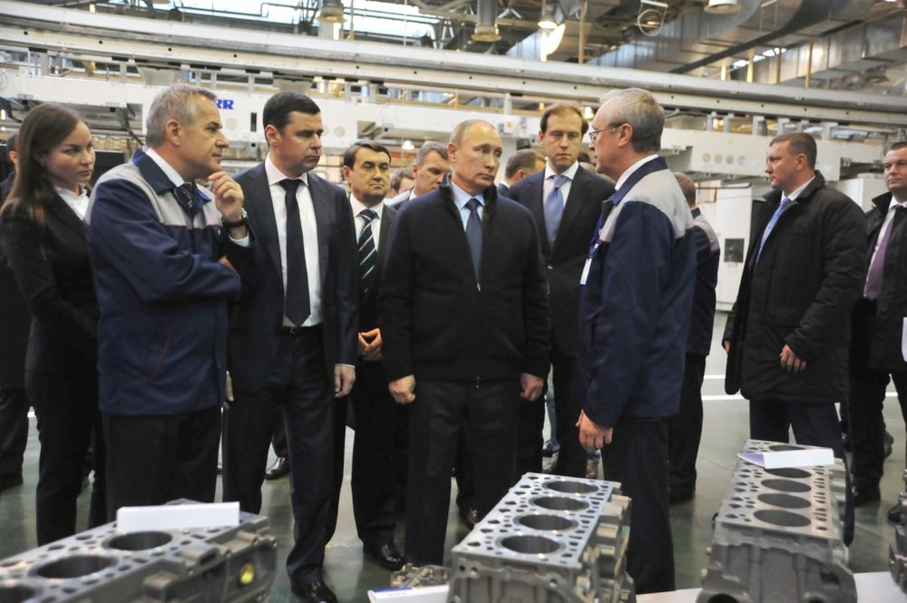 Президент России В.В.Путин на Ярославском моторном заводе в день запуска нового производства 12 ноября 2016