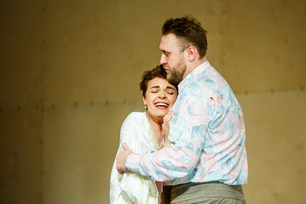 Анастасия Светлова и Николай Шрайбер в спектакле "Месяц в деревне". Фото Т.Кучариной