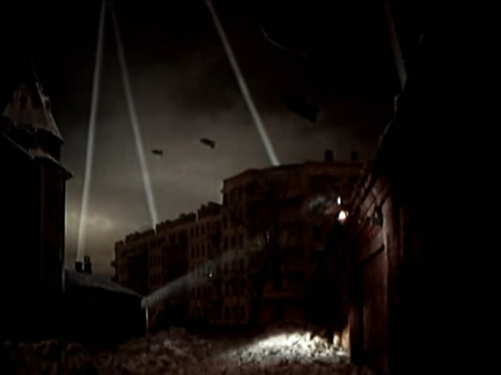 Кадр из фильма. Лучи прожекторов над домом на углу улиц Терешковой и Суркова.