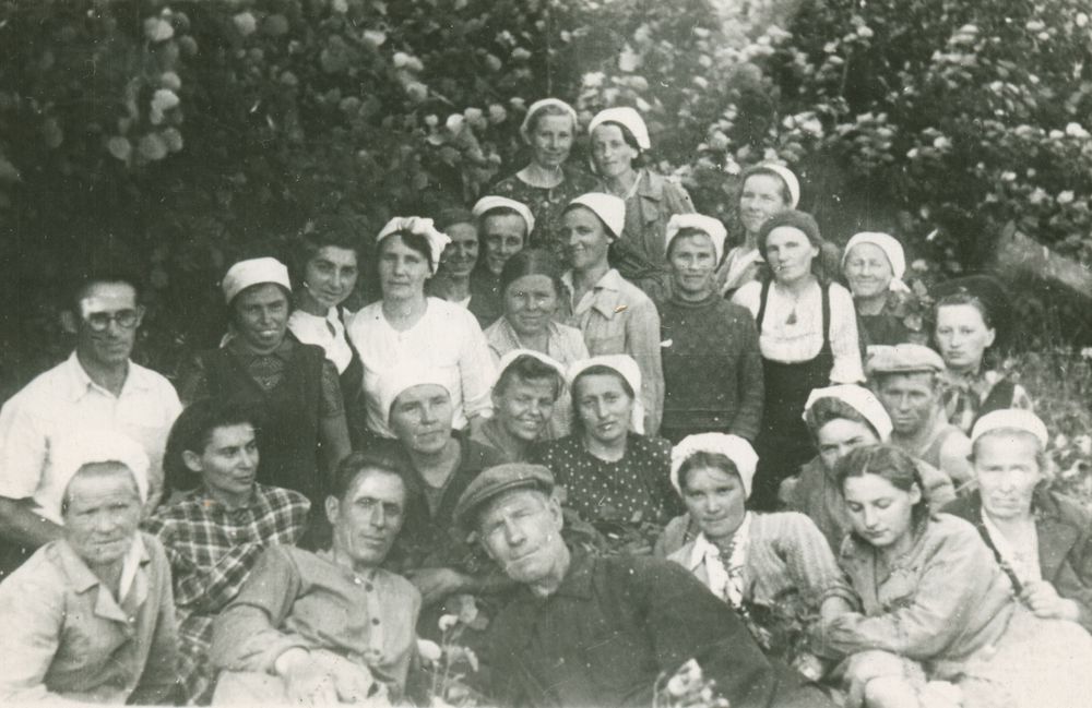 Работники ЦЗЛ и ОТК на субботнике. 1947 год