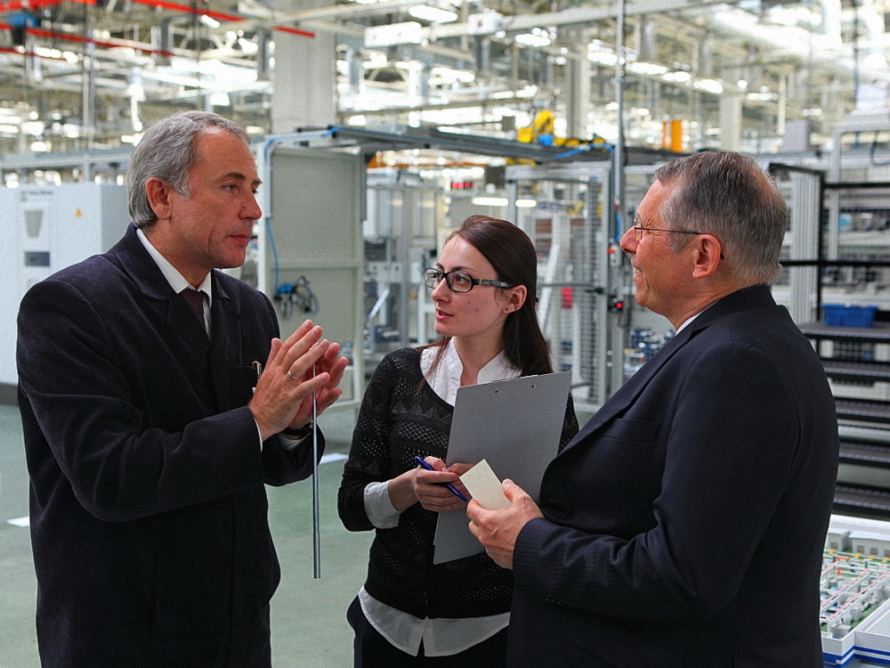 В.С. Кадылкин знакомит с заводом руководителя компании Westport. Фото с Портала органов госвласти ЯО