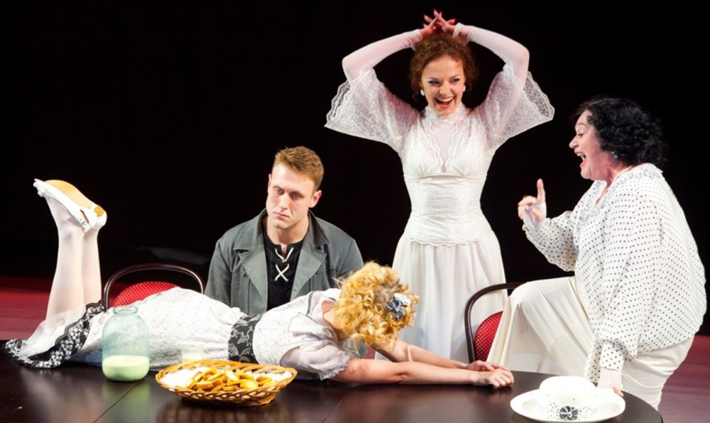 Николай Шрайбер, Анастасия Светлова и Татьяна Исаева в спектакле "Екатерина Ивановна". Фото Т.Кучариной