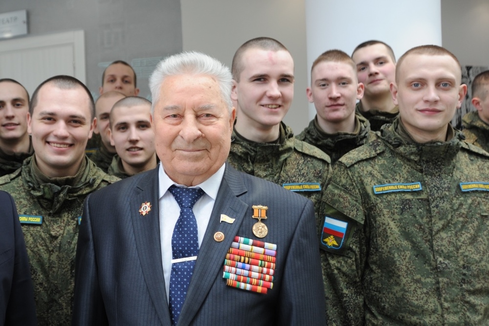 Александр Феофанович Каменецкий с молодыми воинами. 22 февраля 2019 г. Фото С.Белякова
