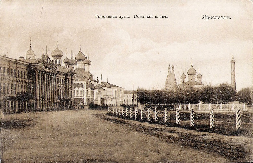 Плац-парадная площадь. Слева - здание городской Думы и Кирилло-Афанасиевский монастырь, <br/>справа - церковь Ильи Пророка и Демидовский столп.