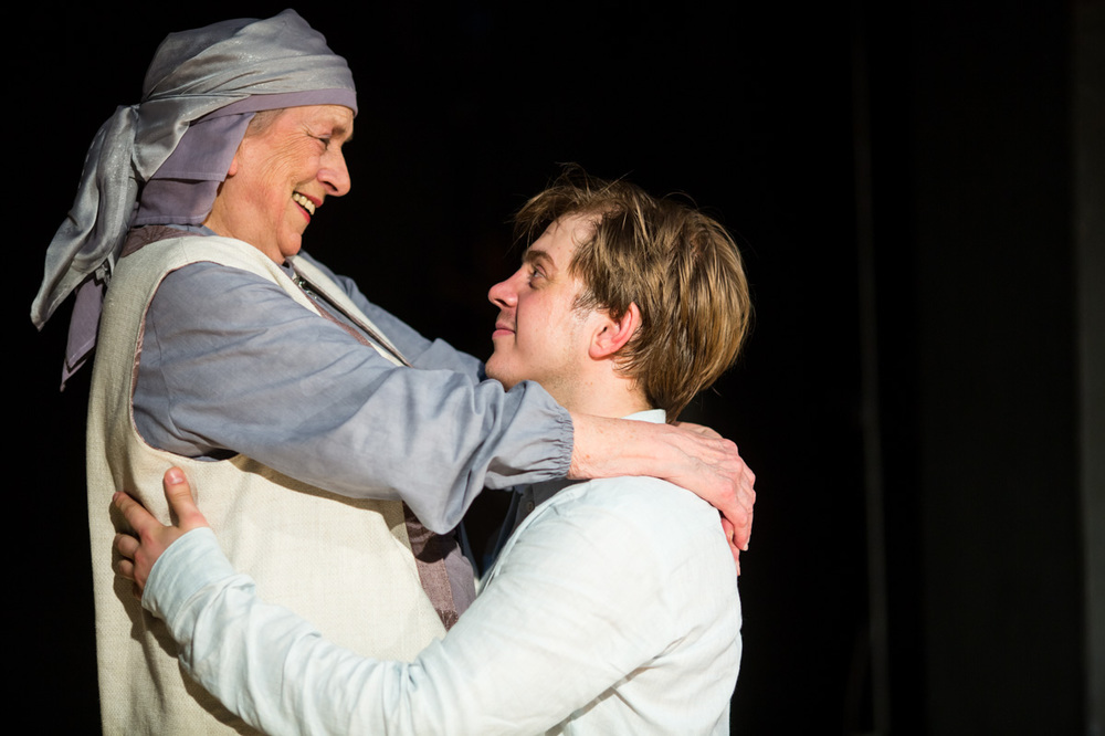 Н.И.Терентьева и В.Даушев в спектакле "Я, бабушка, Илико и Илларион". Фото Т.Кучариной