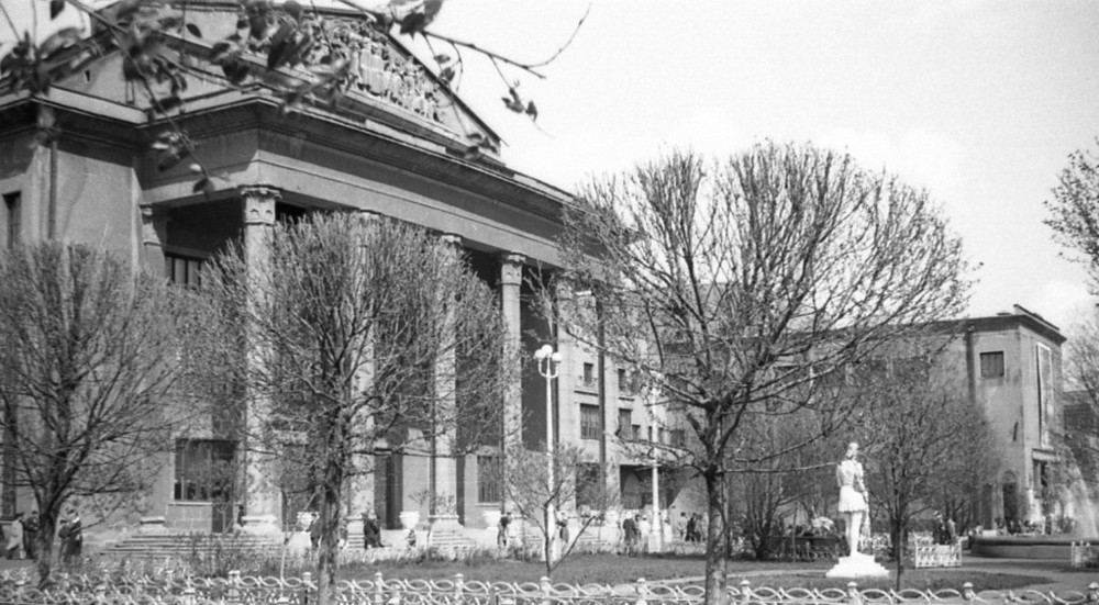 Парадный вход в театральный зал