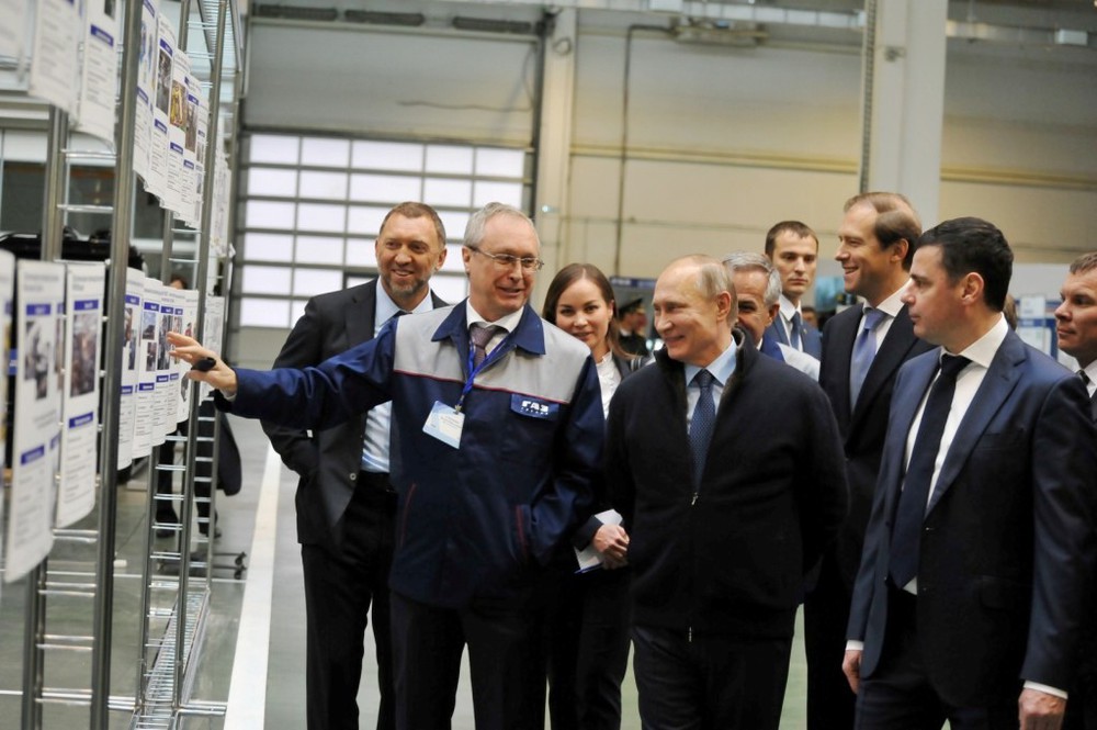 Президент России В.В.Путин на Ярославском моторном заводе в день запуска нового производства 12 ноября 2016