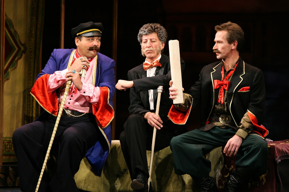 Игорь Сидоренко, Евгений Мундум и Валерий Кириллов в спектакле "Ханума". Фото В.Юрасова