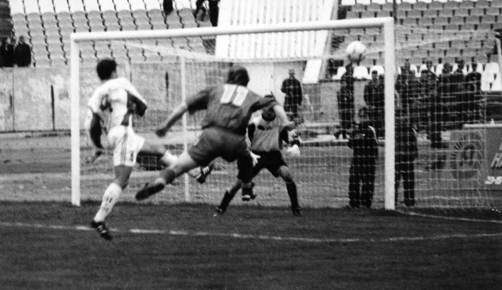 Мяч летит в "девятку". Фото В.Юрасова