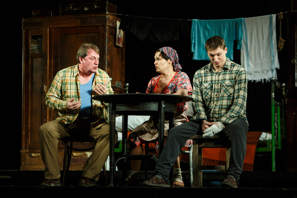 Владимир Майзингер, Анастасия Светлова и Сергей Карпов в спектакле "Зелёная зона". Фото Т.Кучариной