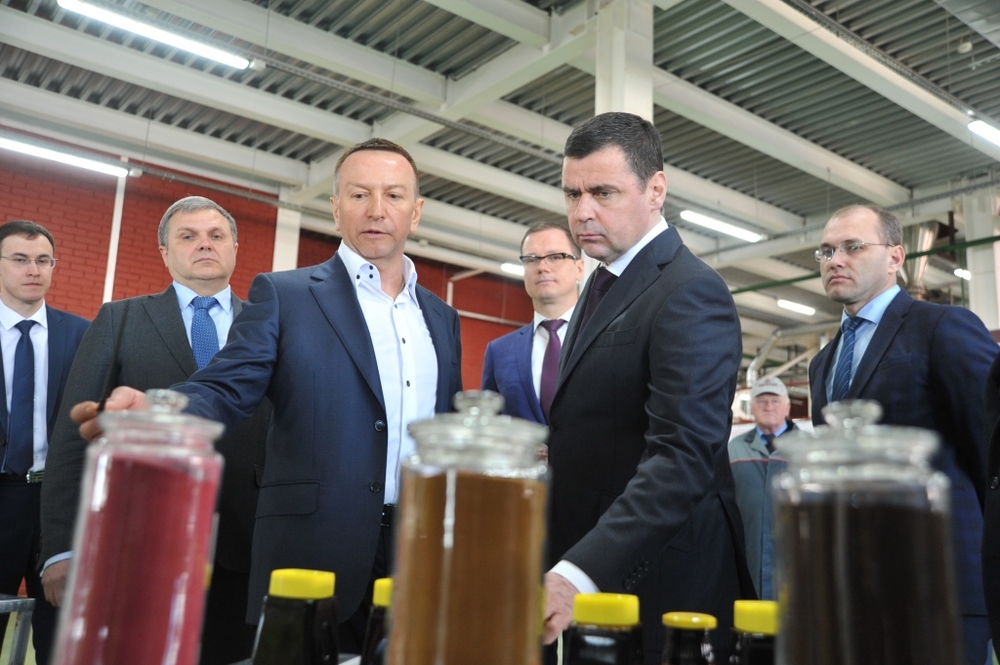 С.М. Сушков знакомит с продукцией АО "Аронап" губернатора Ярославской области Д.Ю. Миронова. Апрель 2018. Фото с Портала органов госвласти ЯО