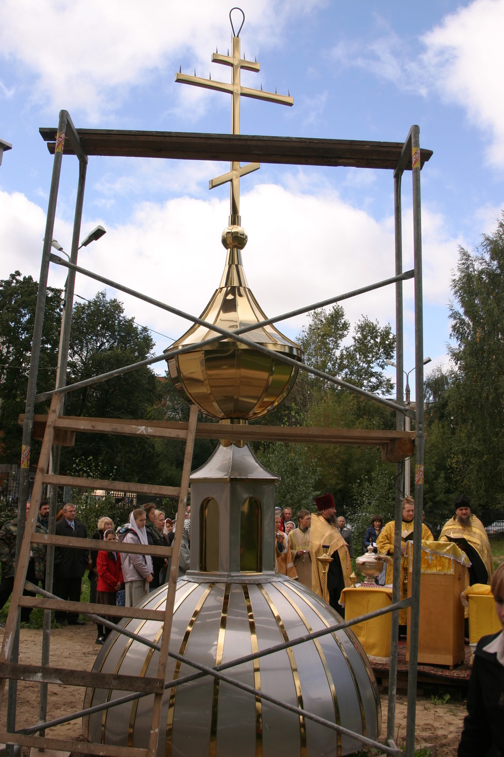 Купол и крест перед установкой на новую колокольню. Фото В. Юрасова
