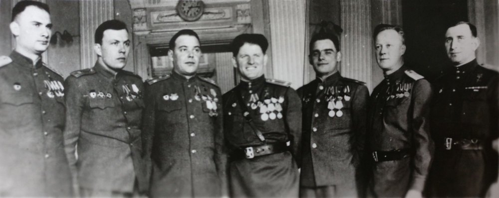 Александр Дмитриевич Давыдов - второй справа. 1944. Фото из семейного архива внучки А.Д. Давыдова Анны Малиной