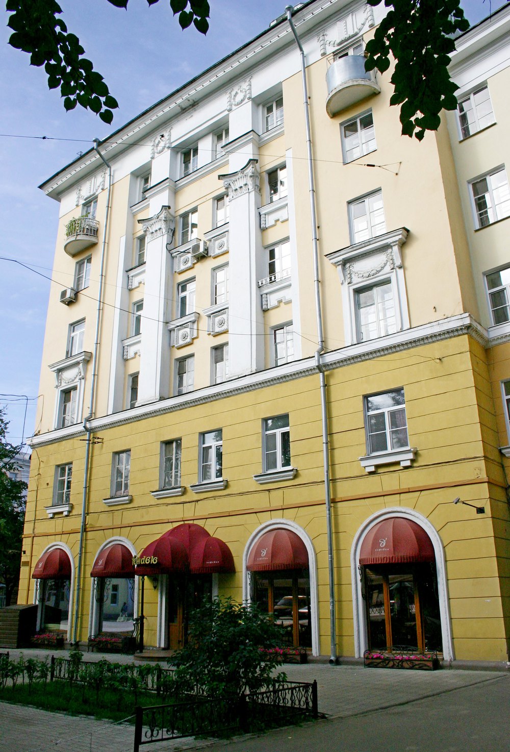 Жилой дом на ул. Свободы, 52. Фрагмент фасада. Архитектор К.К. Некрасов