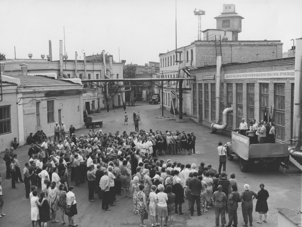 Митинг на территории завода. 1970-е годы