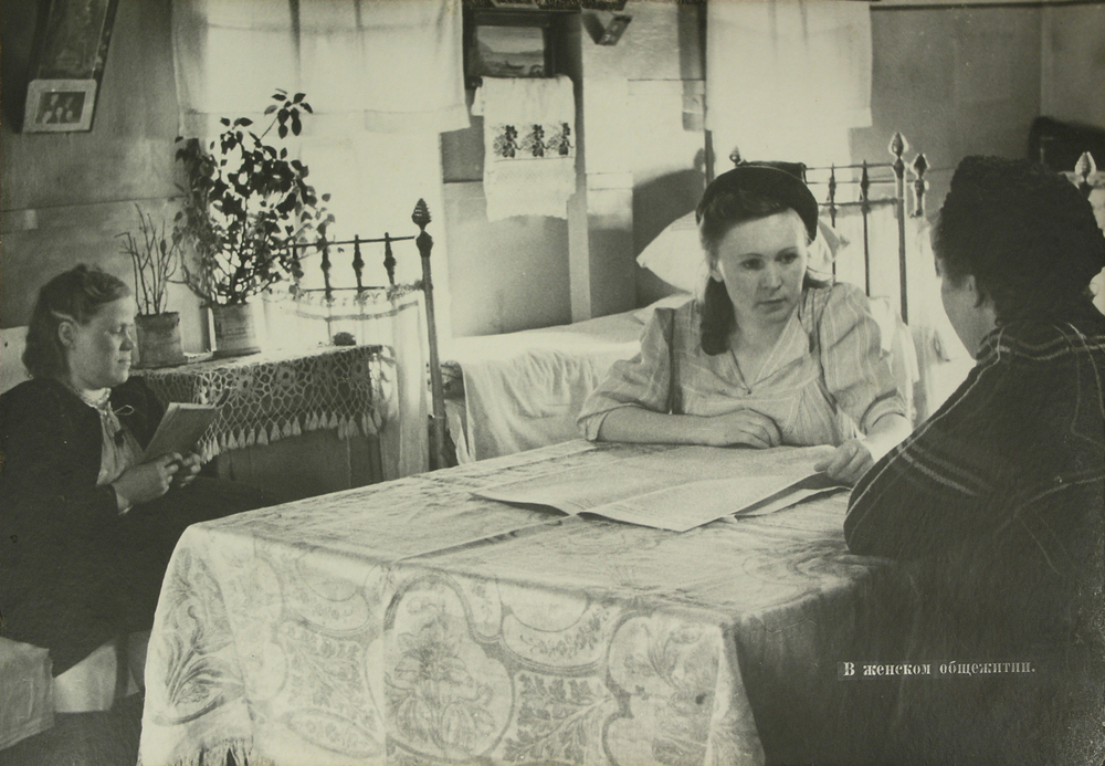 В женском общежитии
