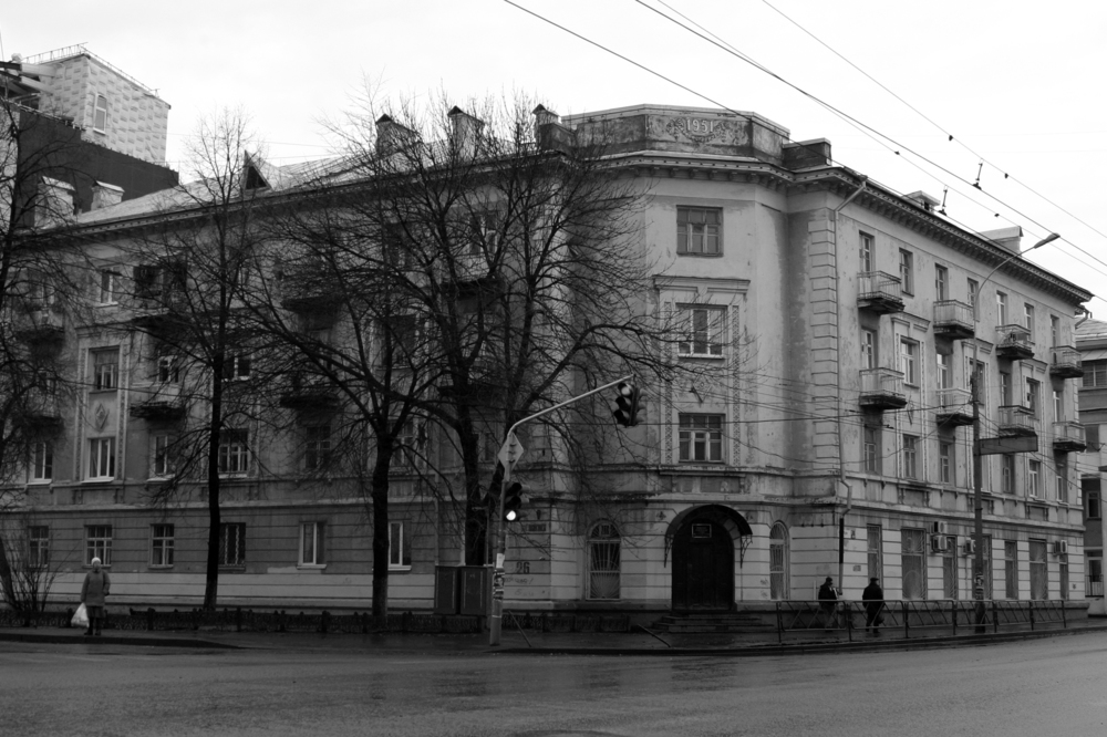 Жилой дом на углу пр. Октября и ул. Победы. Арх. П.И. Курицын