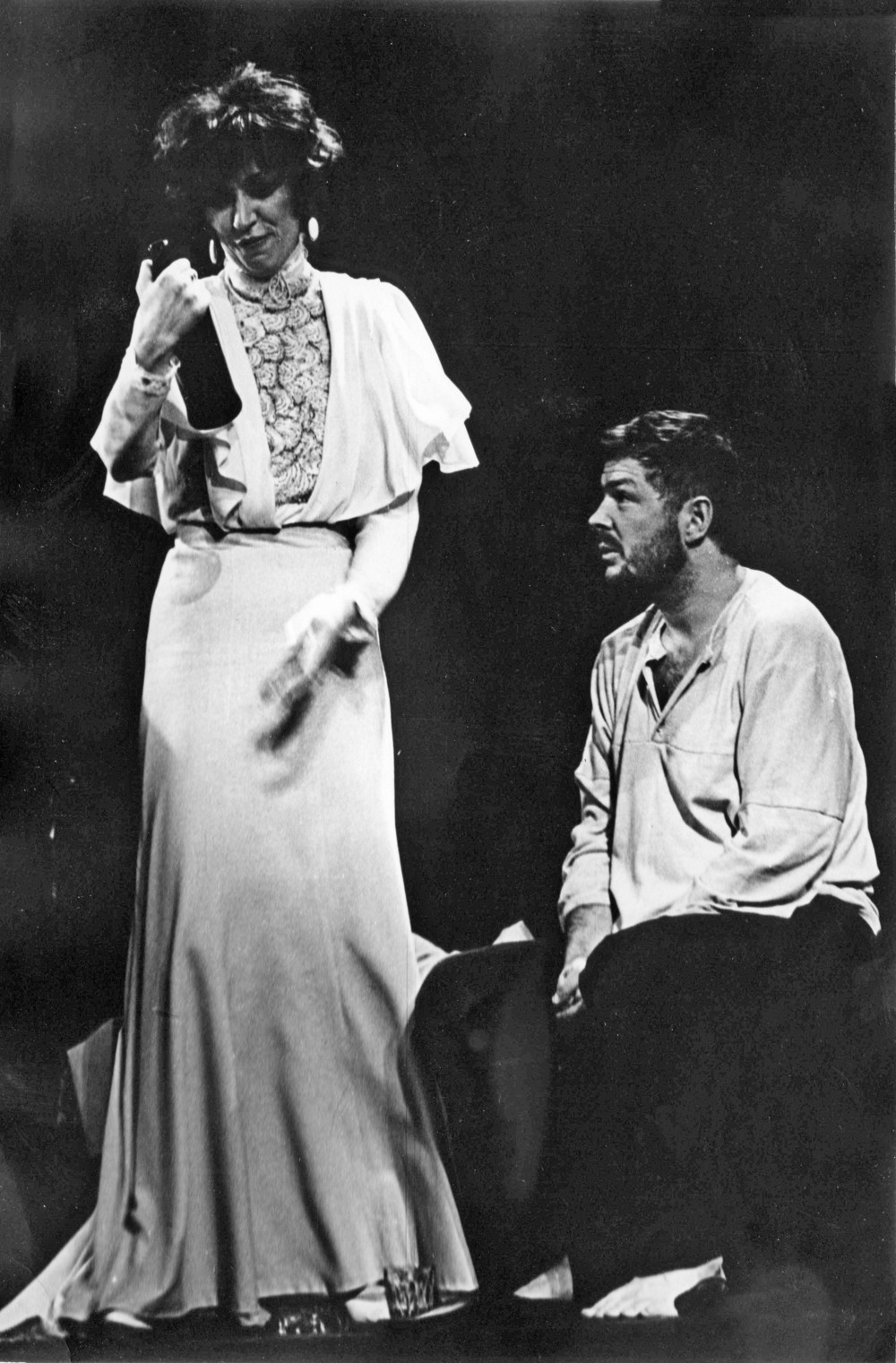 Ирина Сидорова и Вадим Романов в спектакле "Платонов". Фото Ю.Барышева