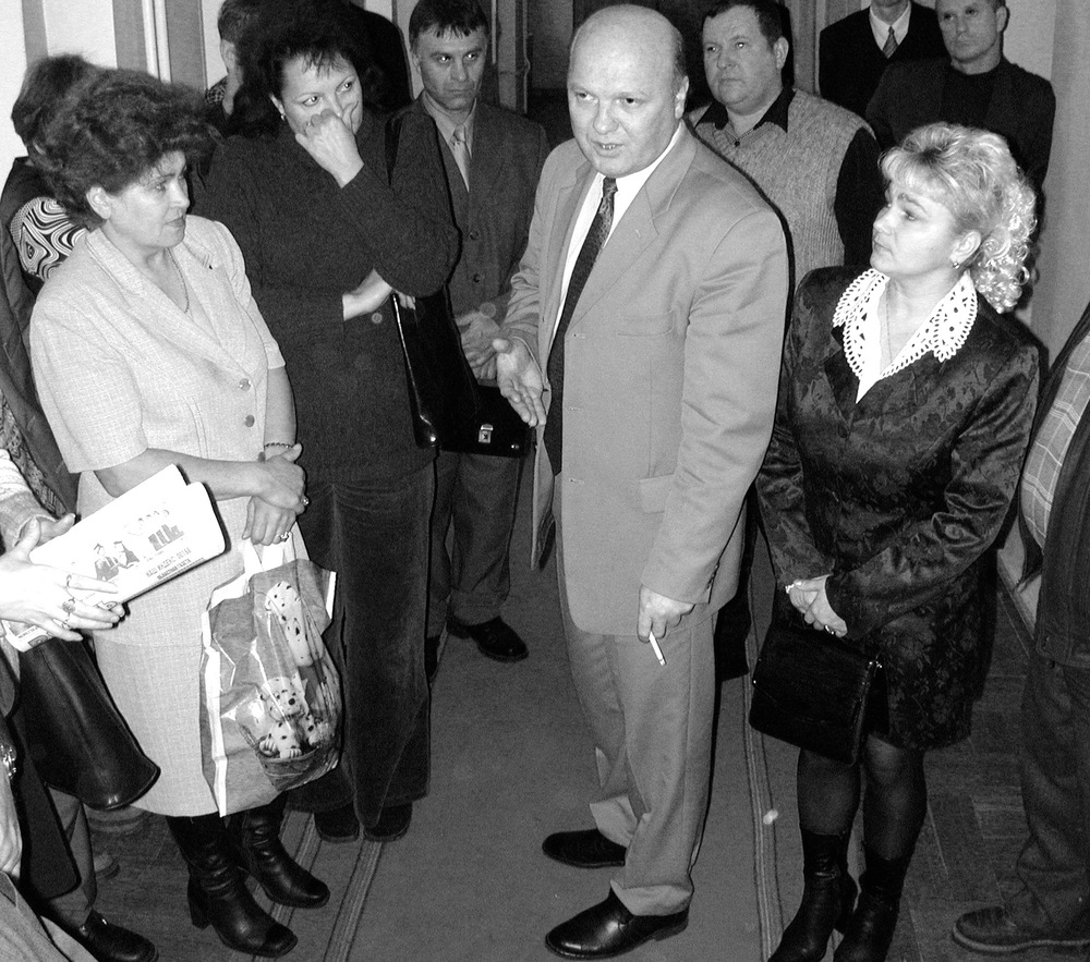 А.Г.Крутиков среди избирателей. Фото В.Юрасова