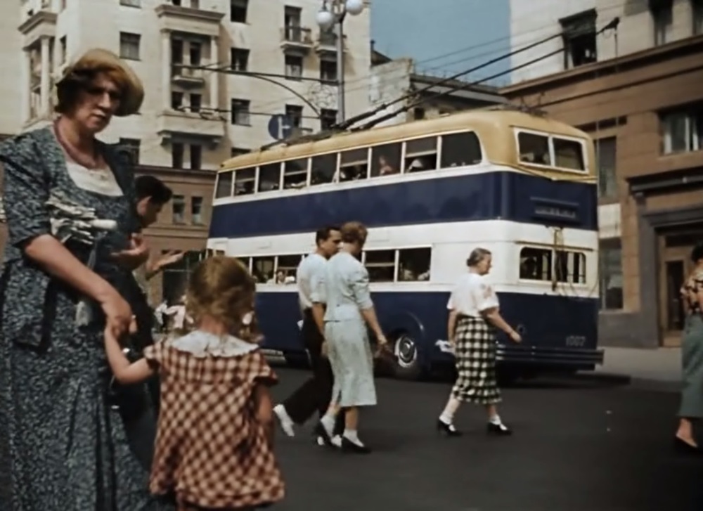 Двухэтажный троллейбус ЯТБ-3 попал в кадр кинокартины "Подкидыш". 1940
