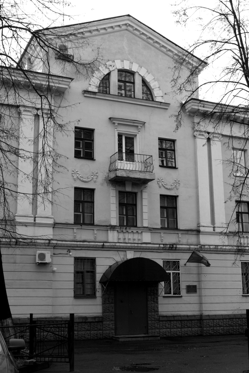 Здание для общежития Ярославского мединститута. Фрагмент фасада. Арх. П.И. Курицын