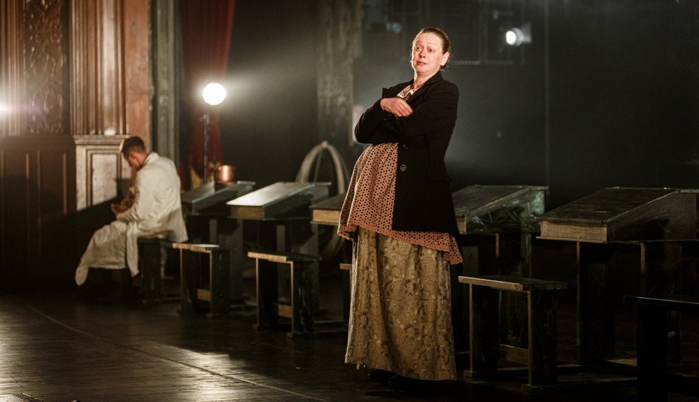 Спектакль "Циолковский". Варвара Евграфовна Циолковская - Елена Шевчук. Фото Т.Кучариной