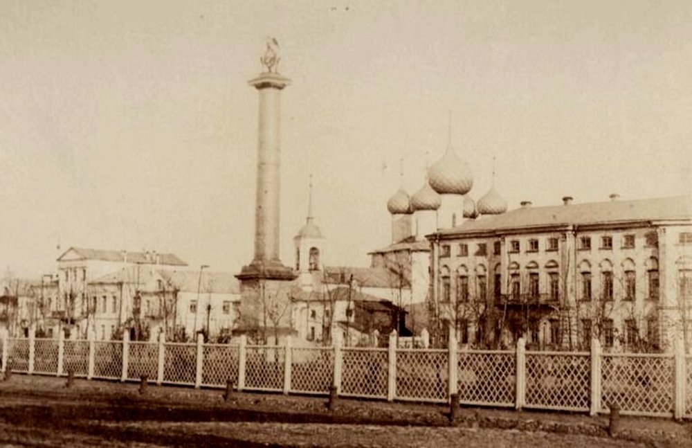 Плац-Парадная площадь. На заднем плане - церковь Космы и Дамиана