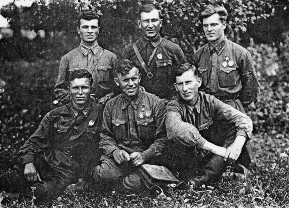 А.В. Самочкин (в центре в первом ряду) с боевыми товарищами. 1942 г.