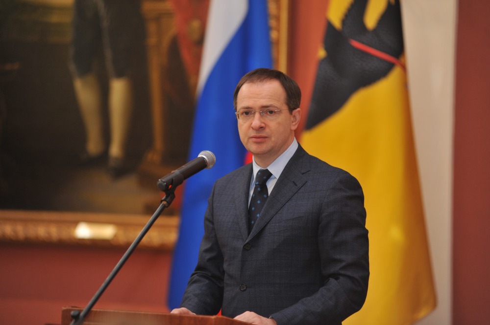 Министр культуры Владимир Мединский выступает на церемонии вручения свидетельства. Фото С. Белякова