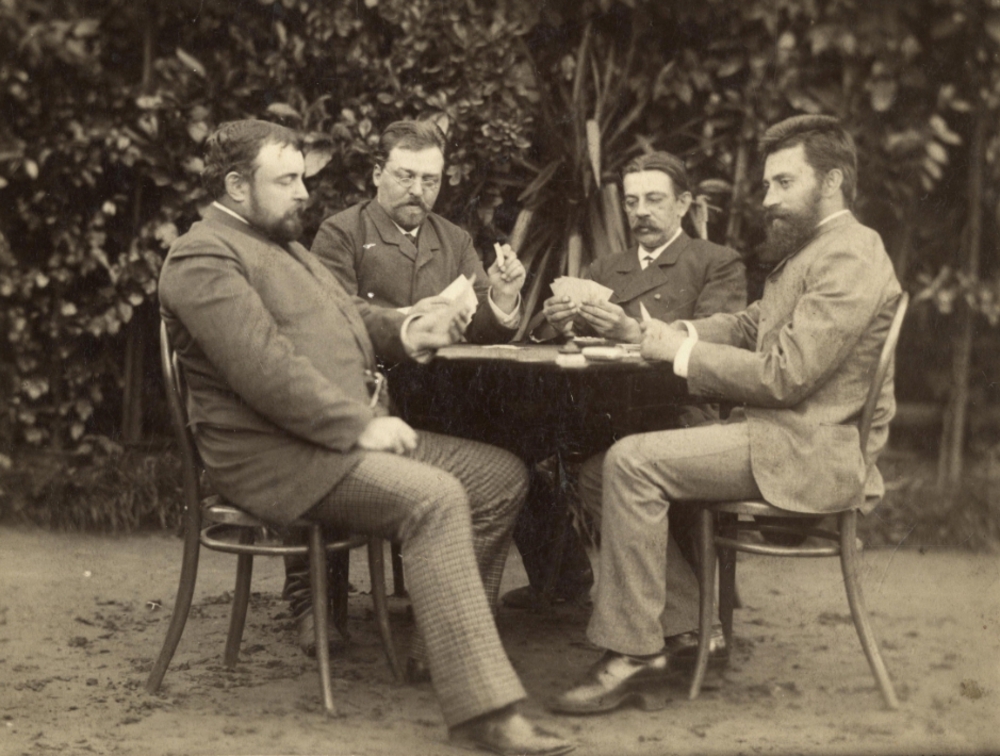 Иван Иванович Дурдин 3-й (слева) за карточной игрой. Фото из фондов РМЗ