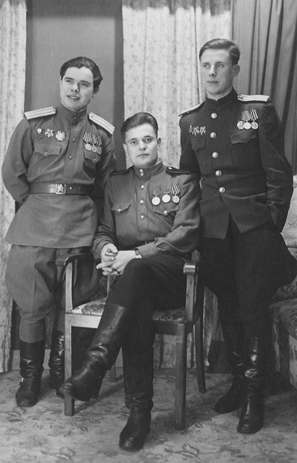 Пётр Лебежихин (справа) с боевыми товарищами (1945)