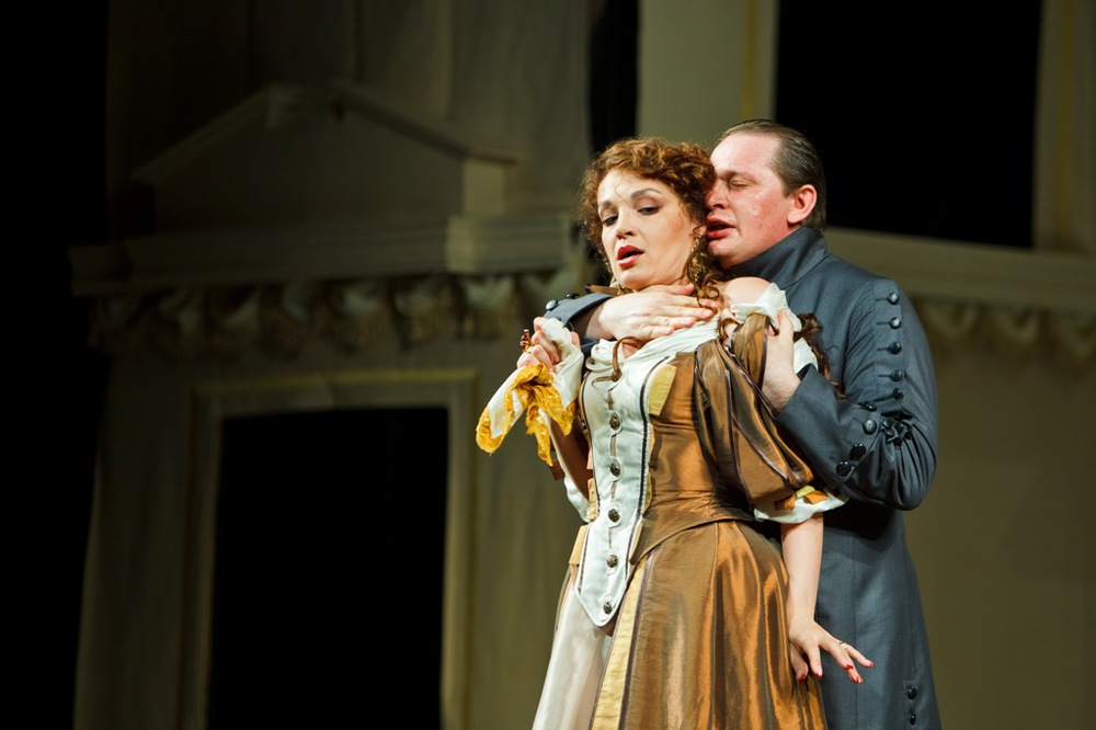 Владимир Майзингер и Анастасия Светлова в спектакле "Тартюф". Фото Т.Кучариной