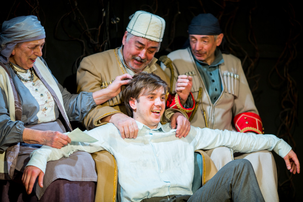 Наталия Терентьева, Валерий Смирнов, Валерий Соколов и Виталий Даушев в спектакле "Я, бабушка, Илико и Илларион". Фото Т.Кучариной