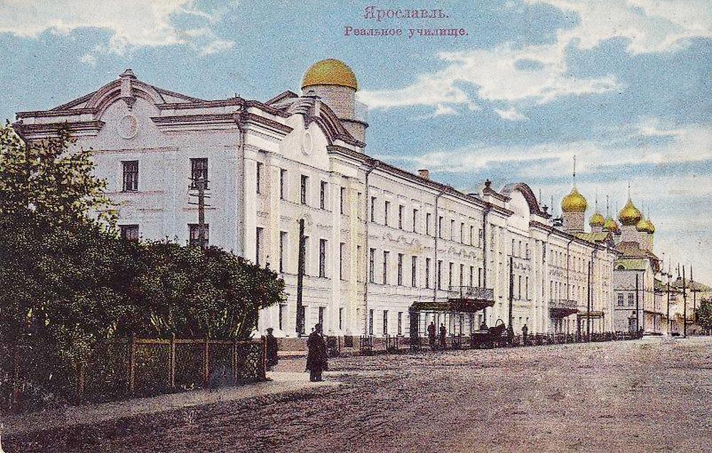 Здание городской Думы. На заднем плане - Кирилло-Афанасиевский монастырь