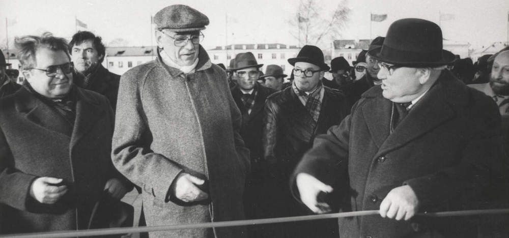 Открытие здания Ярославского ТЮЗа. Ноябрь 1983. В центре - писатель С.В. Михалков. <br/>Справа - первый секретарь обкома КПСС Ф.И. Лощенков. Справа от него на втором плане - архитектор В.А. Шульрихтер. Фото из фондов ГАЯО